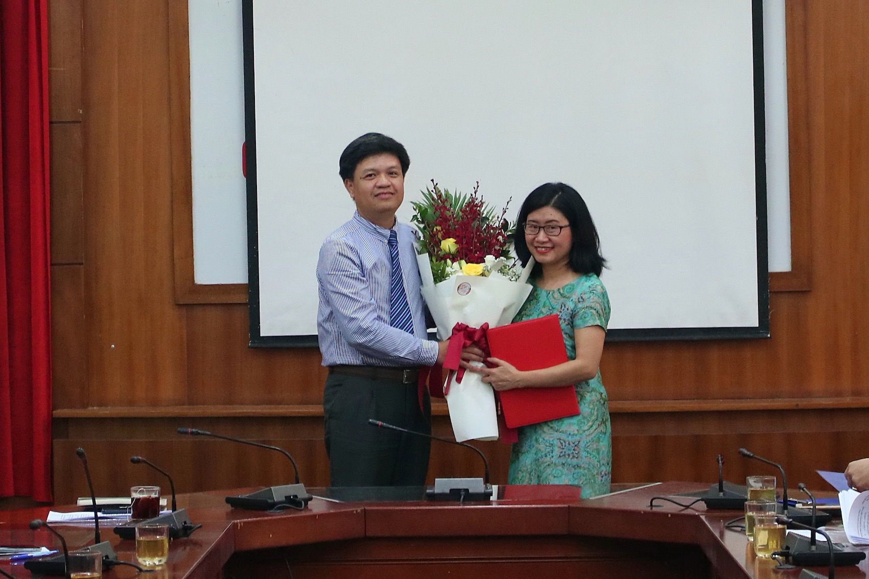 Tổng cục trưởng Tạ Đình Thi trao Quyết định và chúc mừng Phó Vụ trưởng Vụ Khoa học, Công nghệ và Hợp tác quốc tế Nguyễn Mỹ Hằng